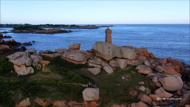 Vue aérienne par drone du phare de Ploumanac'h en Bretagne смотреть онлайн