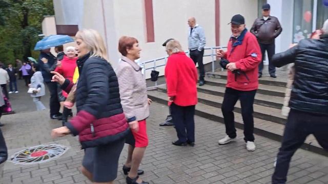 15.10.23г...И Снова ЗАЖИГАЕМ под КАЗАХСКИЙ ХИТ....в Гомельском парке... смотреть онлайн