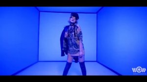 Сигарета мелькает во тьме ,поет девушка