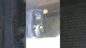 Почему из трубы скутера идёт чёрный дым