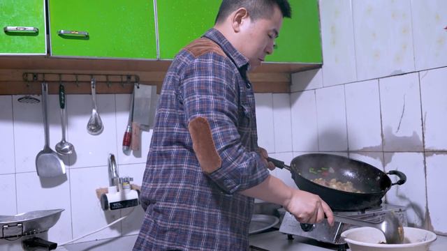 【超小厨】小厨烧菜小杨煮面，夫妻合作“酸辣牛筋面”，端起盆就是干，太满足！ смотреть онлайн