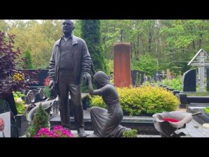 Необычные, удивительные и просто красивые памятники на могилах Востряковского кладбища