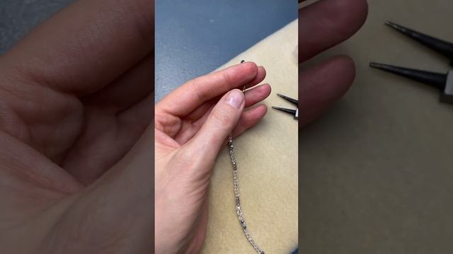 Чокер из бисера с замком на тросике | DIY decoration | tutorial choker | простой браслет смотреть онлайн