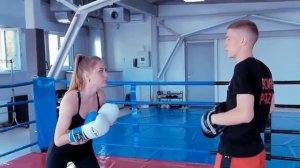 Тренировка по кикбоксингу для девушек. Отработка ударов для начинающих