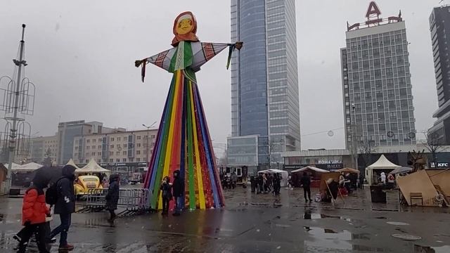 Беларусь провожает масленицу: печем блины, колем дрова ,носим чугунки и поем песни! Минск.25.02.202 смотреть онлайн