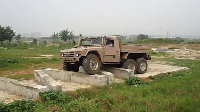 Китайский вездеход показал себя в действии смотреть онлайн