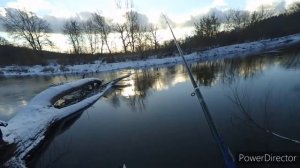 Ловля окуня в отвес с берега  зимой на  летнюю удочку.  Рыбалка зимой на летнюю удочку.