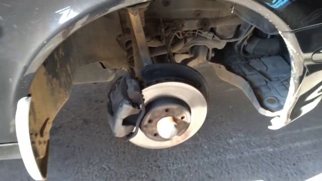 Mercedes Benz E Class W211 Мерседес Бенц Е класс 2008 года Меняем датчик ABS на переднем колесе смотреть онлайн