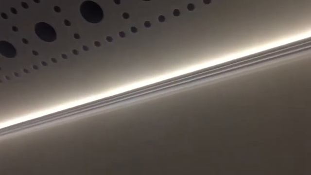 Установка натяжного потолка APPLY с диодной лентой по периметру в коридоре смотреть онлайн
