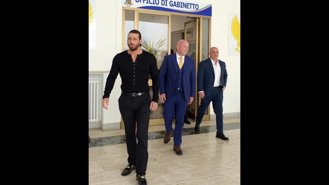 Can Yaman said that he is very much in love! смотреть онлайн