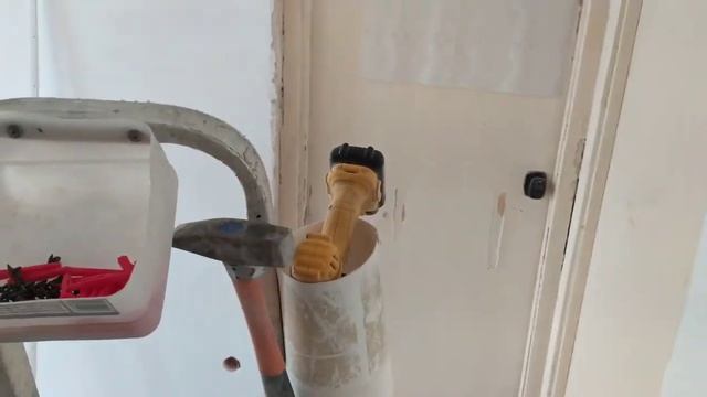 Закрепляем ПВХ багет для натяжного потолка смотреть онлайн