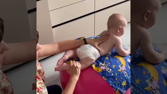 ЛФК на фитболе. Как расслабить мышцы ног при высоком тонусе у ребёнка. Детский массаж Краснодар смотреть онлайн