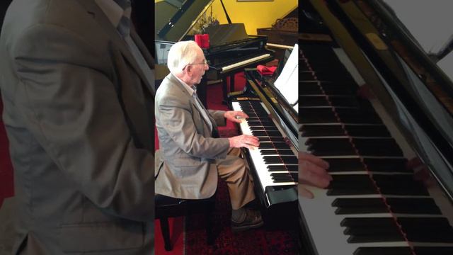 Thomas Dodge Piano snippets (PART THREE) - The whole world is singing смотреть онлайн