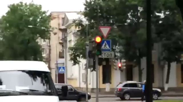 Веселый светофор на пересечении Карла Маркса и Вокзальной в Кингисеппе смотреть онлайн