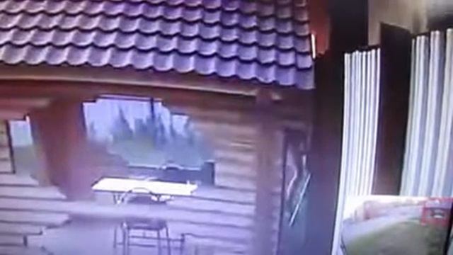 В Экибастузе украл телевизор из бани, груз не мешал ему перелезать через препятствия смотреть онлайн