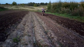 Пашем культиваторами на минитракторе из мотоблока Нева.mp4 смотреть онлайн