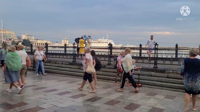 Прогулка по Ялте пешком. Экстрим на пляже. смотреть онлайн