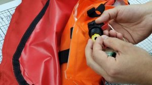 Как работают автоматические спасательные жилеты.