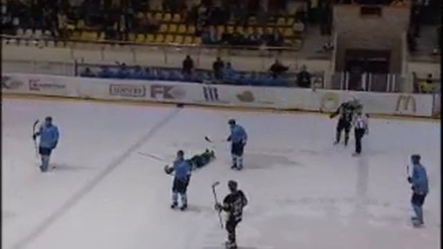 Egri Gergely térdszalag-szakadást szenved az Antal Zsomborral történő ütközés során смотреть онлайн