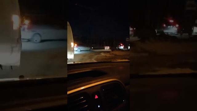 Свердловская область город Тавда. Пробка на переезде, 5 марта 2020. смотреть онлайн