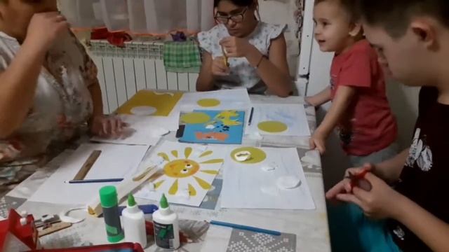 Солнышко. Аппликация Солнышко. Делаем домашние задание Камиля всей семьёй. Вместе веселей. смотреть онлайн