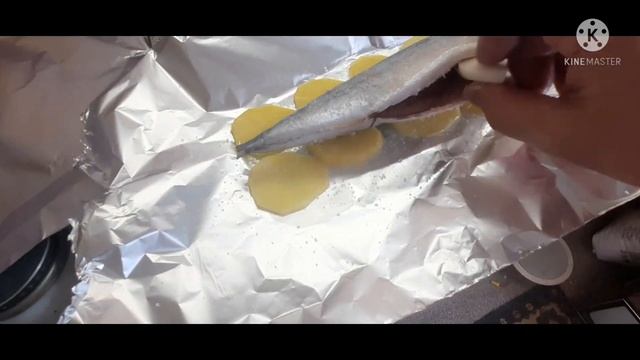 Скумбрия печеная в фольге на картошке простой способ . смотреть онлайн