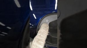 Мерседес бенз С 205 2016 года снятие лючка бензобака и кожуха от него.