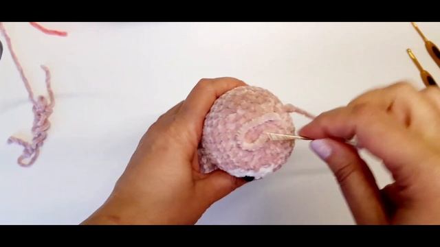 Вязаный пингвин (14 см) крючком из плюшевой пряжи. смотреть онлайн