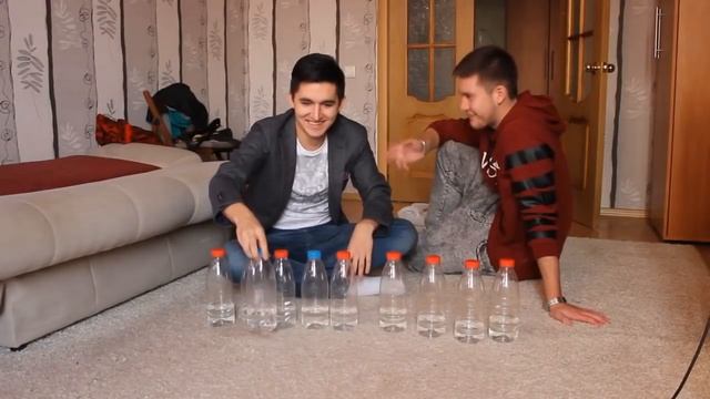 ФИФЕРЫ ВЫПОЛНЯЮТ WATER BOTTLE FLIP CHALLENGE смотреть онлайн