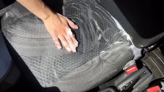 Крутой лайфхак  Как почистить сиденья автомобиля своими руками