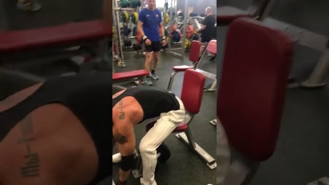 Оба упражнения на бицепс без остановки по 10 повторений каждое.#спорт #бицепс смотреть онлайн