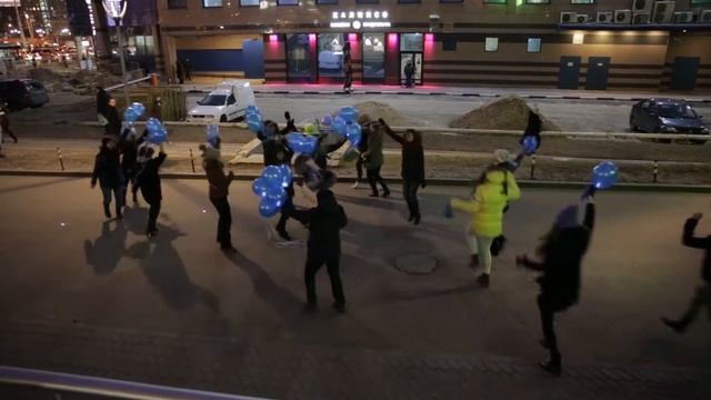 Флешмоб в подарок на день рождения! Фигуры из людей! wemakelove.ru смотреть онлайн