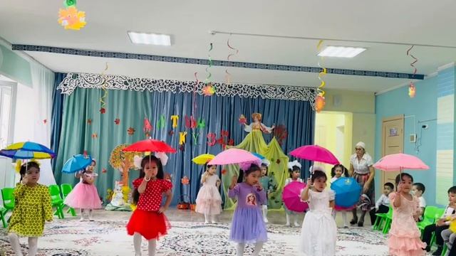 ТАНЕЦ С ЗОНТИКОМ / дождик капает кап кап / КЗ Уральск/ садик Айлин/ танец для детей смотреть онлайн