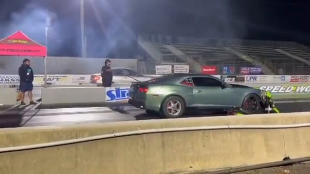 BMW 335i vs FBO Camaro SS @Orlando Speed World ! смотреть онлайн
