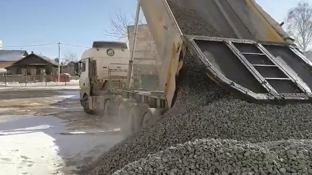 Разгрузка щебня для нового ЖК на Юго-Западе Екатеринбурга смотреть онлайн