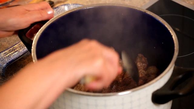 Плов с говядиной в кастрюле. Золотистый, рассыпчатый и ароматный! Рецепт проверенный временем! смотреть онлайн