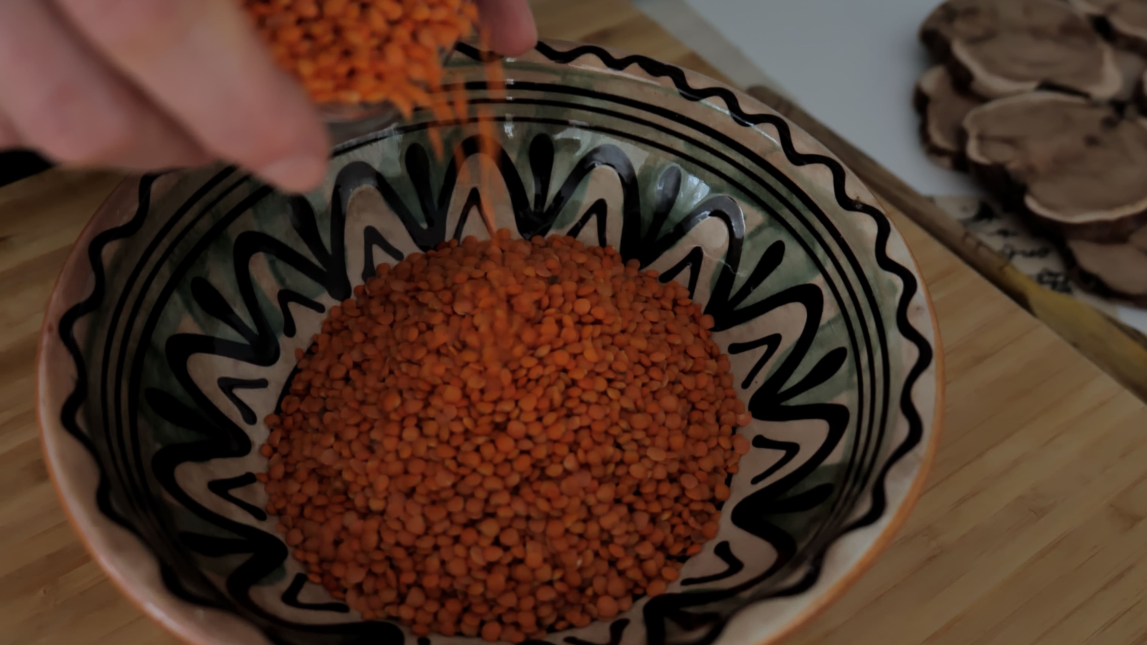 Веганский пряный суп с красной чечевицей и домашний ржаной хлеб