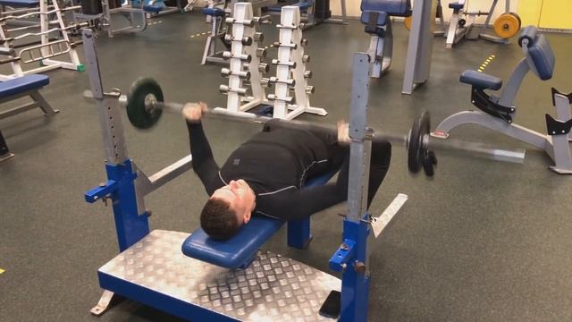 Жим лежа со штангой на горизонтальной скамье смотреть онлайн