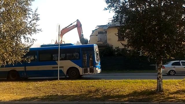 В Верхней Пышме сносят расселенный дом по улице Успенский проспект, 18 смотреть онлайн