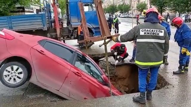 Автомобиль провалился в центре Ижевска