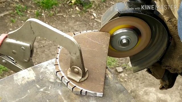 Отрезаем болгаркой круг в толстом металле. смотреть онлайн