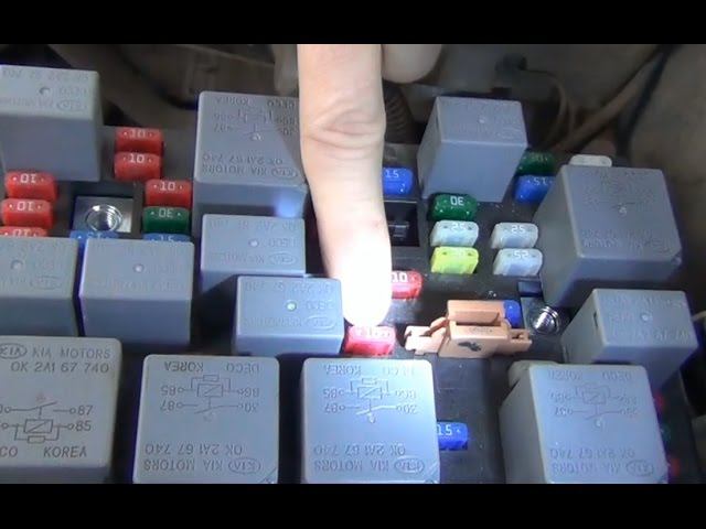 Замена предохранителя инжектора в монтажном блоке под капотом на KIA - Spectra смотреть онлайн