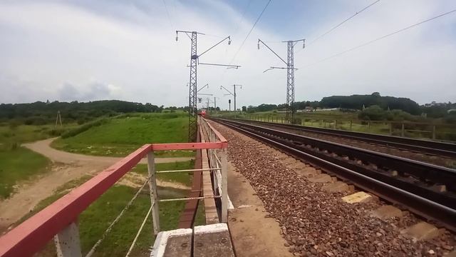 Электропоезд ЭП3Д-0086 сообщением Владивосток-Спасск Дальний солнечным днём на Транссибе. смотреть онлайн