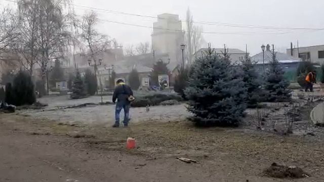 В Тихорецке зимой косят траву :) смотреть онлайн