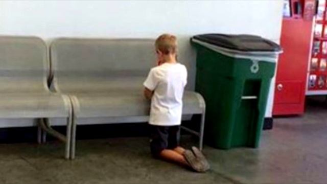 Мама потеряла сына, а вскоре увидела его на коленях! Её сердце задрожало! смотреть онлайн