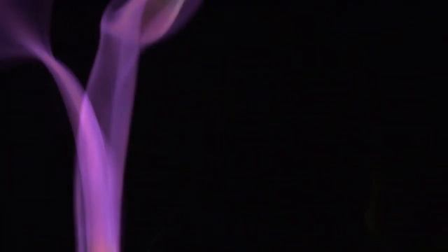 Эффект-футаж Сиреневая пелена дыма в завесе с желтым цветом/The background is a lilac pall of smoke смотреть онлайн