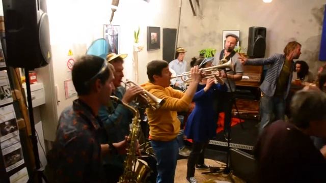 Super klaxon brass band Pizza Banana смотреть онлайн