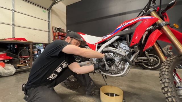 Honda CRF 300 L Oil Change & Basic Service / How To Step-By-Step Guide смотреть онлайн