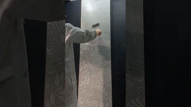 Акцентная стена из старых трафаретов своими руками.