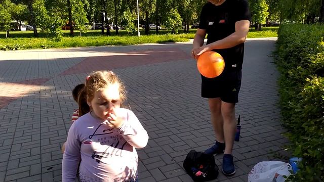 Надуваем и лопаем Воздушные Шарики. Для ДЕТЕЙ!!! смотреть онлайн